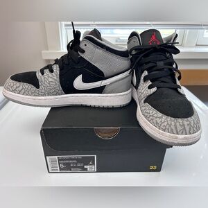 Nike Jordan AJ 1 Mid SE boys size 5